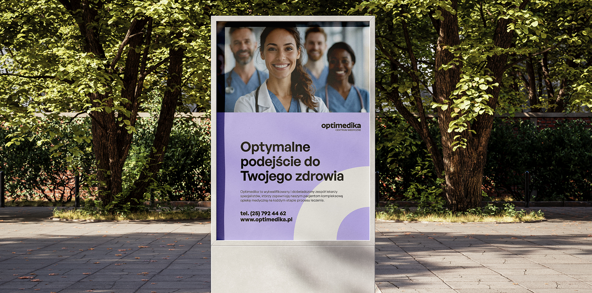 Zdjęcie nośnika citylight reklamującego centrum medyczne Optimedika