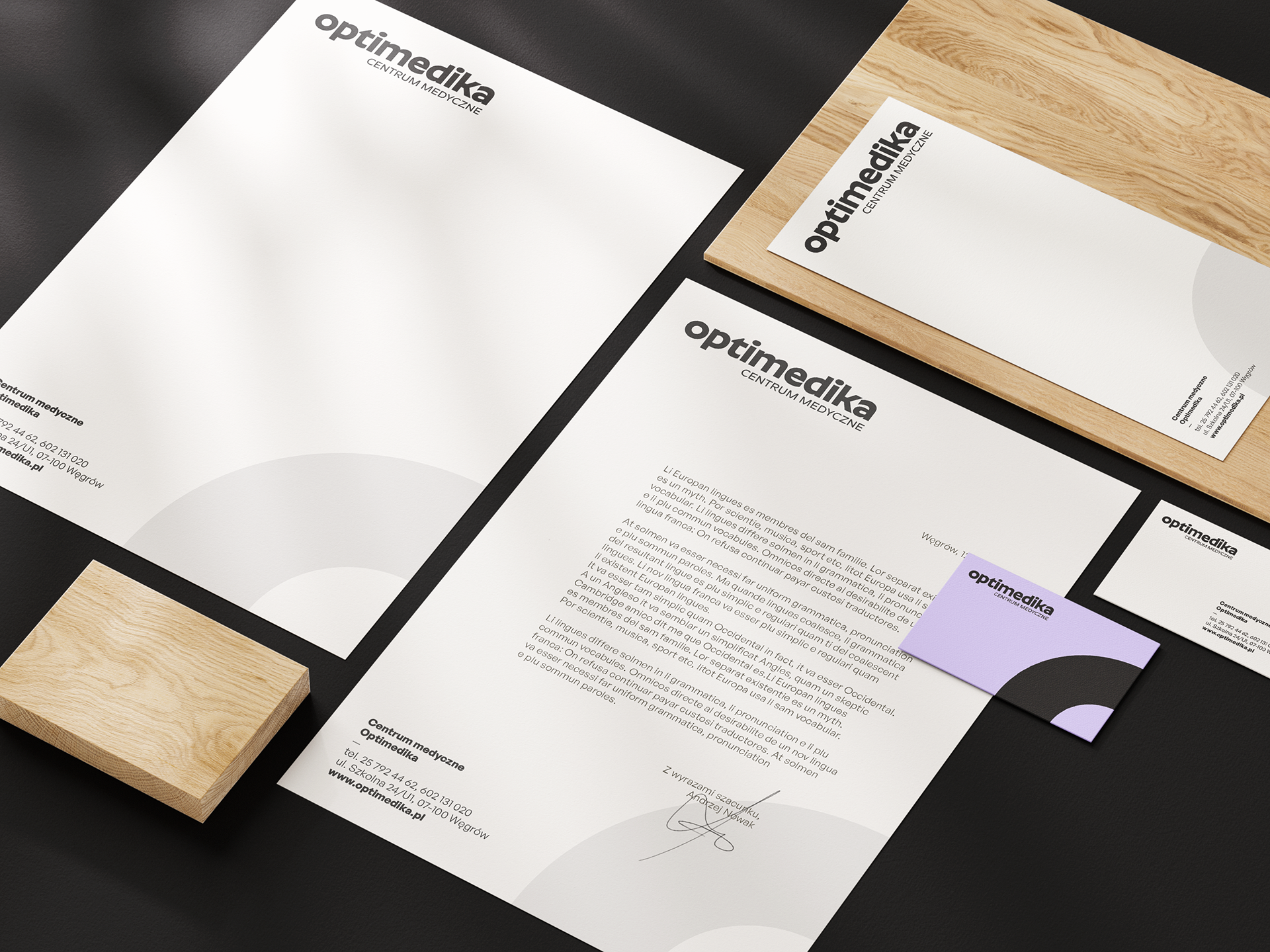 Zdjęcie nośnika citylight reklamującego centrum medyczne Optimedika, logo, brand, branding, designe, projekt graficzny, grafika, logotyp, grafik komputerowy, studio graficzne, identyfikacja wizualna, logo, Węgrów.