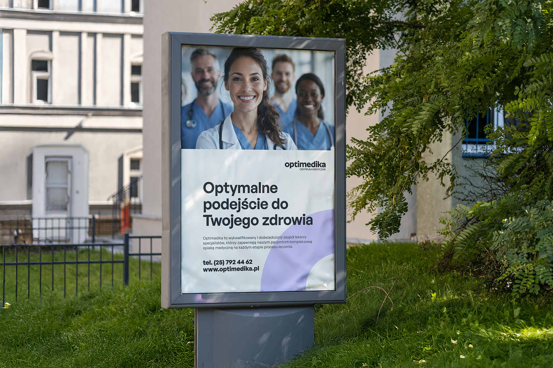 Zdjęcie nośnika citylight reklamującego centrum medyczne Optimedika, logo, brand, branding, designe, projekt graficzny, grafika, logotyp, grafik komputerowy, studio graficzne, identyfikacja wizualna, logo, Węgrów.