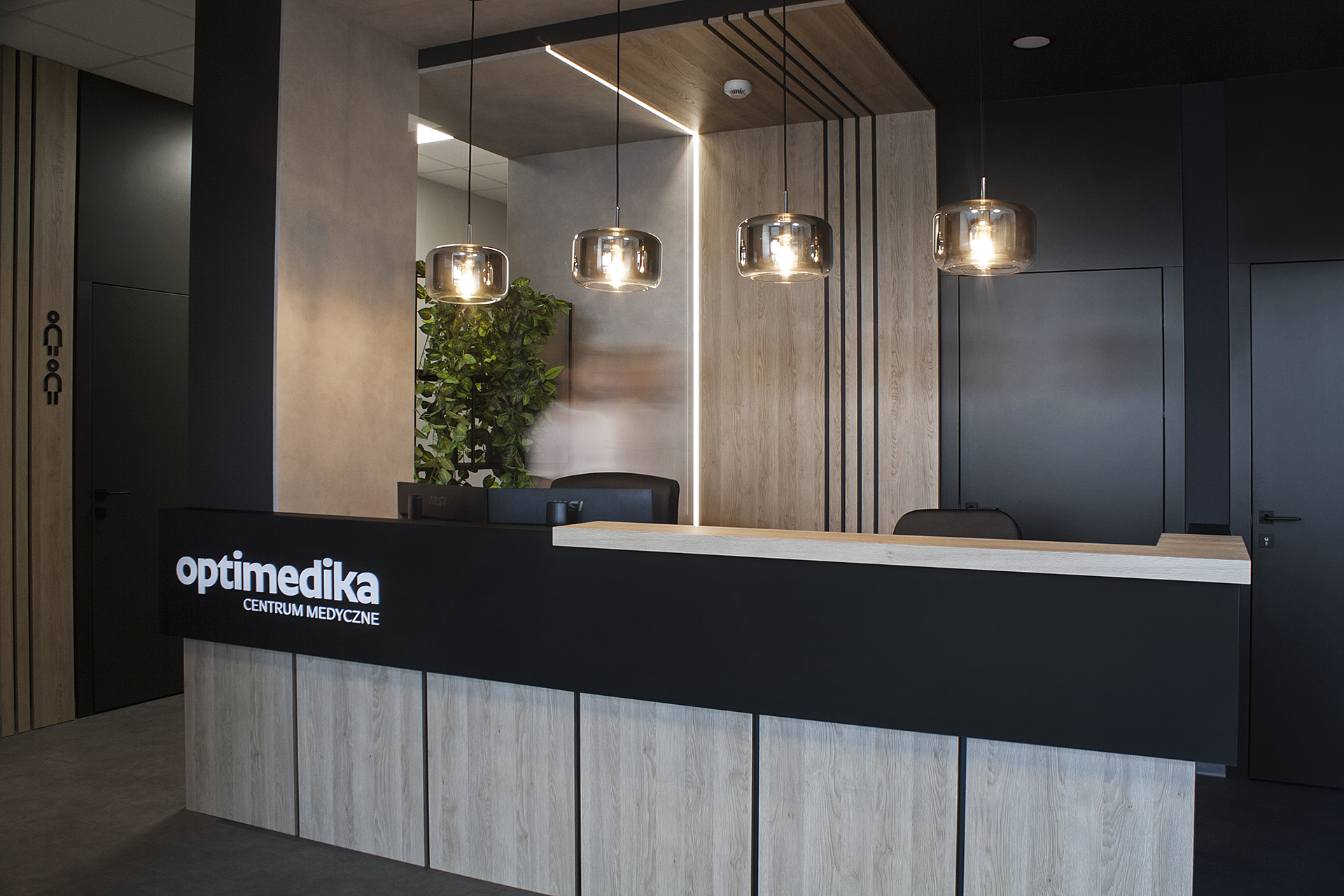 Zdjęcie nośnika citylight reklamującego centrum medyczne Optimedika, logo, brand, branding, designe, projekt graficzny, grafika, logotyp, grafik komputerowy, studio graficzne, identyfikacja wizualna, logo, Węgrów.